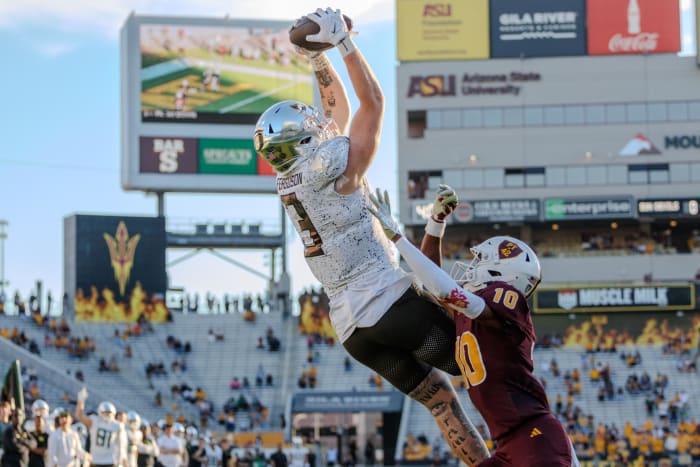 Oregon Ducks tight end Terrance Ferguson hauls in a pass from Bo Nix against Arizona State.